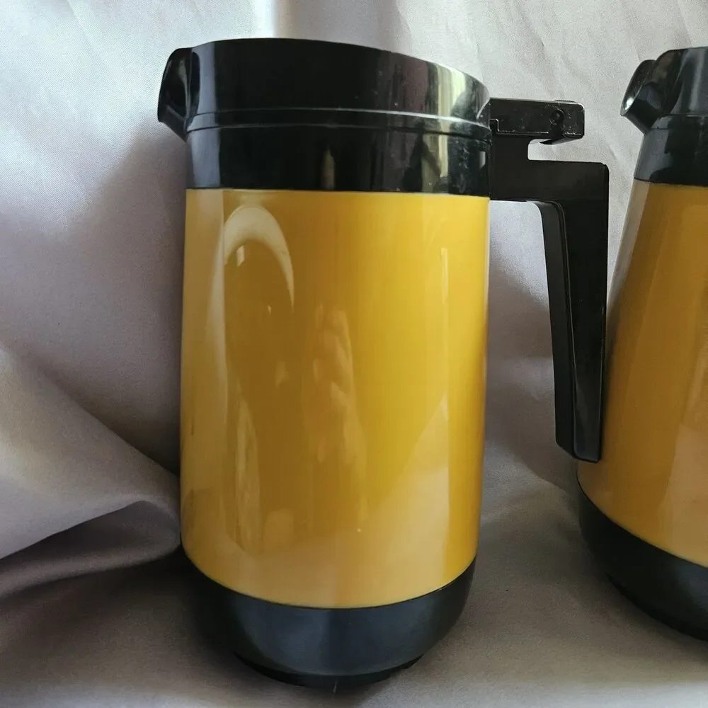 SET VINTAGE 48 OZ COFFEE INSULATED PITCHER GOLD BLACK FLIP LID RUBBERMAID